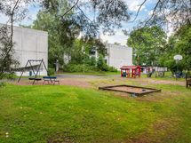 Kodin takapihalta on kulku taloyhtiön avaralle piha-alueelle.