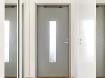 Eteisessä tilavat peilikaapit