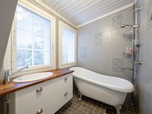 Yläkerran kylpyhuone