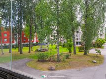 Parvekenäkymä taloyhtiön puistopihalle