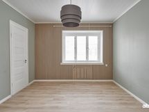 Makuuhuone, josta ikkunat suuntaavat Keskuskadulle.