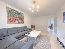 Olohuone on todella tilava ja siellä on tilaa niin sohvaryhmälle kuin vaikka illallispöydälle.