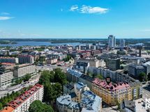 Sijainti on keskeinen monipuolisten palveluiden ja liikenneyhteyksien äärellä.