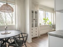 Näkymää keittiön ruokailutilasta olohuoneeseen.