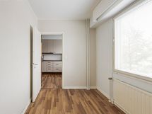 Keittiön viereinen huone taipuu moneksi, ruokailutilaksi, makuuhuoneeksi tai työhuoneeksi