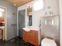 Yläkerran kylpyhuone ja sauna on remontoitu 2011.