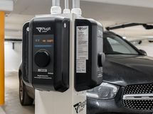 Autohallissa sähköauton latausasemat