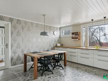 Tilava keittiö johon mahtuu useampi kokki