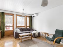 Olohuoneesta on myös kulku takapihalle.