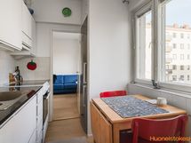 Pieni ruokapöytä mahtuu hyvin