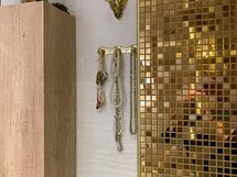 Spa-saunan kultamosaiikki yksityiskohta.