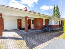 Autotallin edessä on katospaikka ja pihassa  lisäksi tilaa kahdelle autolle