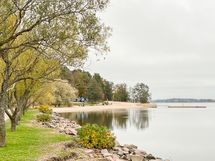 Laurinlahdessa meri on lähellä ja ihana rantaraitti antaa upeat puitteet ulkoilulle.