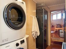 Kylpyhuoneessa on paikka pesutornille ja pesuallas