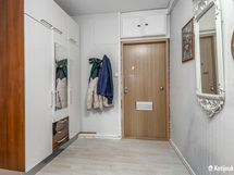 Eteisessä ei synny ahtauden tunnetta, ja säilytystilaa on runsaasti.