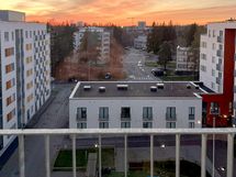 Ranskalainen parveke lounaan suuntaan sisäpihalle. Näkymät kauniit myös ilta-aikaan.