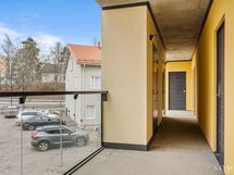 Rappuset käytävä osittain ulkona.