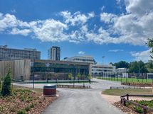 Lähellä loistavat ulkoilumahdollisuudet puistoissa.