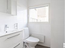 Erillisessä wc:ssä kivasti säilytystilaa, ikkunallinen.