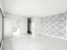 Osassa seiniä on kaunis neutraali, uusittu korostetapetti.