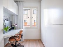 Alakerran makuuhuone nyt työtilana