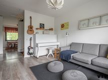 Avara olohuone, josta käynti parvekkeelle