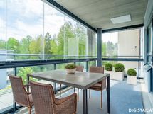 Suuri lasitettu parveke