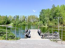 Vetokannaksen uimaranta n. kilometrin päässä tarjoaa uimamahdollisuuden kesät talvet.