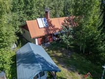 Asuinrakennus ja katos