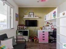 Isomman asunnon makuuhuone.