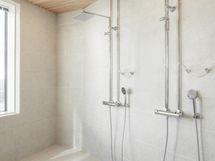 Yläkerran kylpyhuone