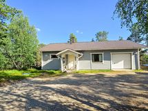 Talon yhteydessä tilava autotalli