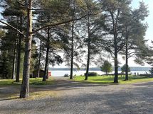 Näkymä tontilta venerannalle.