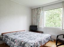 2 makuuhuoneeseen josta piha näkymä