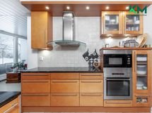 Keittiön työtasot ovat kiveä