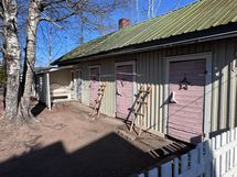 Ulkorakennuksesta löytyy myös pihasauna.