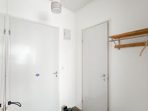 Eteisessä on avonaulakko.