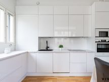 Keittiö , Uusittu keittiö on Noblessa ja siinä on runsaasti kaappitilaa.