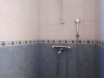 Kylpyhuoneessa suihku