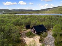 Päärakennus ja puuliiteri/ulkohuussi
