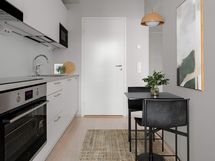 Digistailattu asunto A 11 - Ajattoman valkoinen Puustellin keittiö Electroluxin kodinkoneilla tarjoaa toimivat puitteet arkeen.