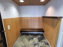 6. kerroksen saunatilan pukuhuone