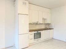 Keittiössä on hyvin säilytystilaa sekä mukavuudet astianpesukoneesta lähtien