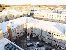 Sisäpihalla pysäköintitilaa
