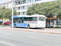 Lähin bussipysäkki sijaitsee aivan talon vieressä.