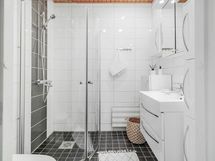 Yläkerran kylpyhuone