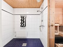 Alakerran kylpyhuoneessa kaksi suihkua