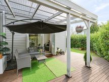 Tilava, osittain katettu terassi on suojaisa.