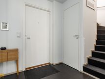 Eteinen laatoitettu. Portaissa flotex-tekstiilimatto.