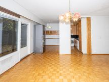 Olohuoneesta näkymää kohti keittiötä.